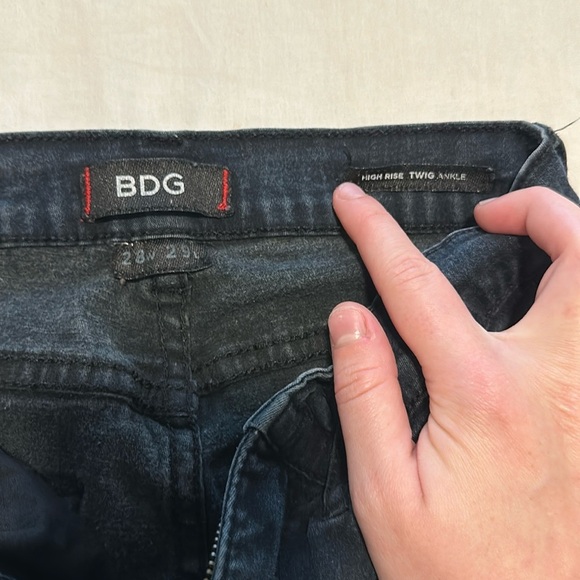 NWOT BDG High Rise Distressed Skinny Jean Dark Wash Size 28 Ultra Stretch - Picture 6 of 12